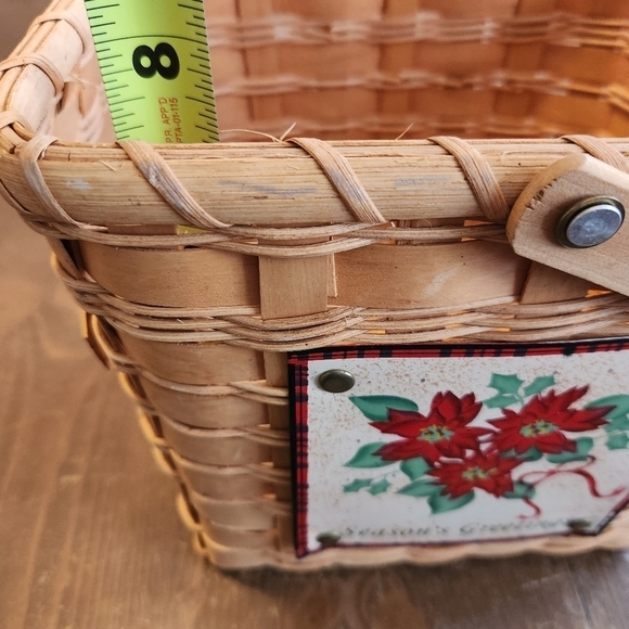 Mistletoe Christmas Basket With "Season's Greetings" Metal Riveted Sign On Front - Picture 10 of 10